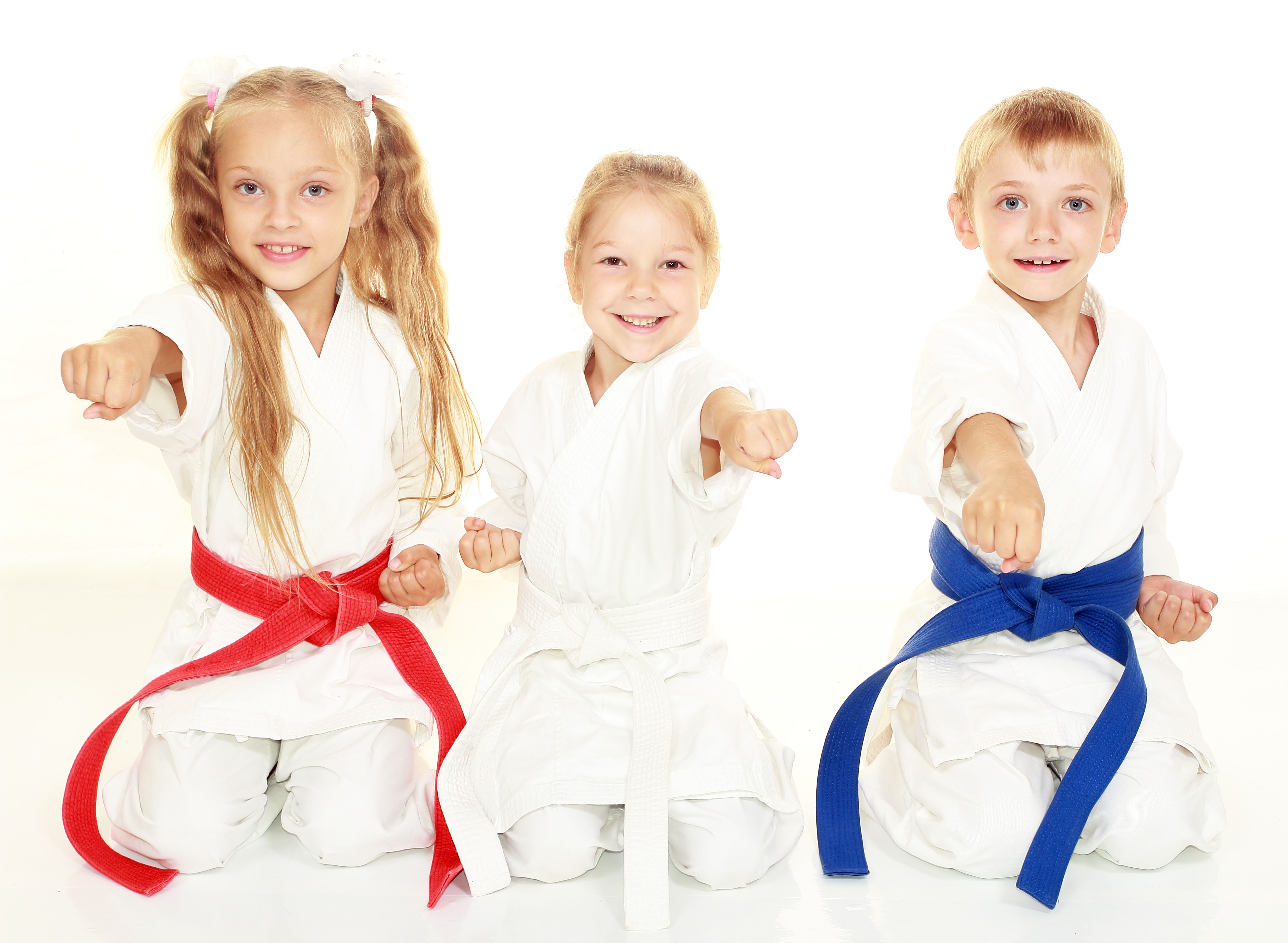 Tre barn slår karateslag